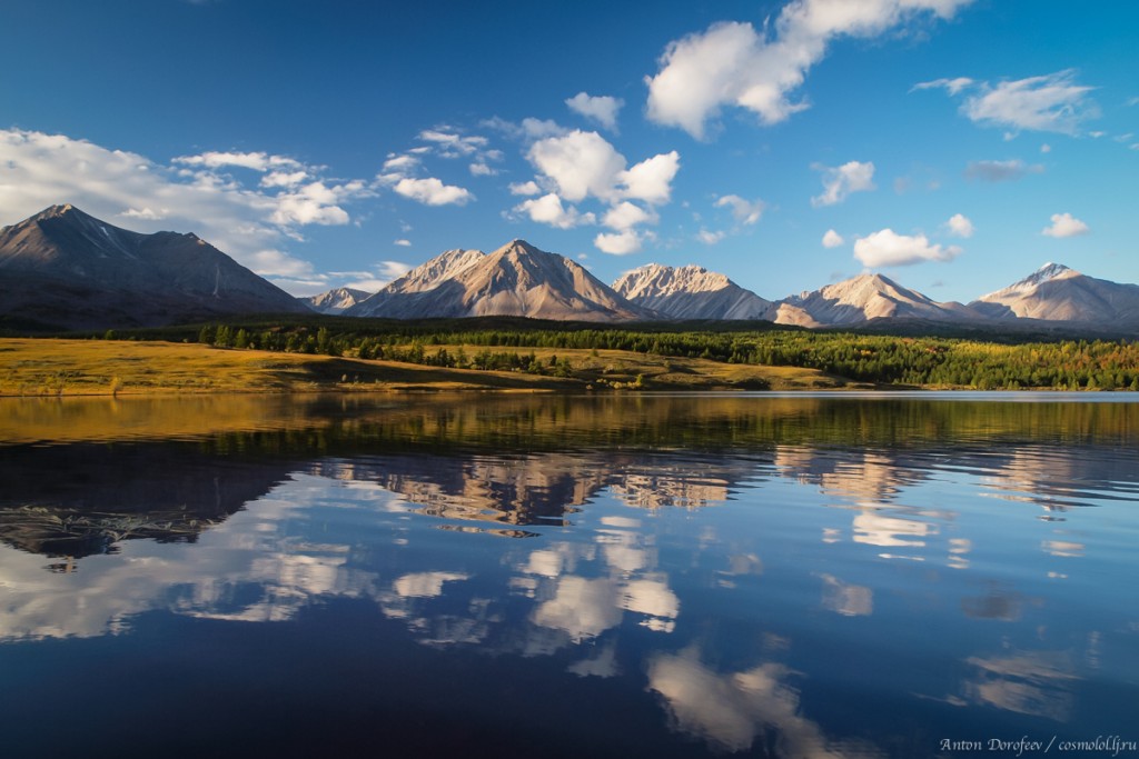 Отражение хребта Большой Саян в озере Шара-нуур 